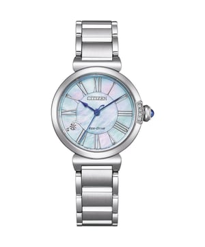 Diese Citizen L May Bells Analoguhr für Damen ist das perfekte Zeitmesser, um sie zu tragen oder zu verschenken. Das silberne, 29 mm große Gehäuse kombiniert mit dem bequemen Armband aus silbernem Edelstahl sorgt dafür, dass Sie dieses beeindruckende Zeitmesser ohne Kompromisse genießen können. Angetrieben von einem hochwertigen Eco-Drive-Uhrwerk und wasserdicht bis 5 Bar wird Ihre Uhr kontinuierlich ticken.