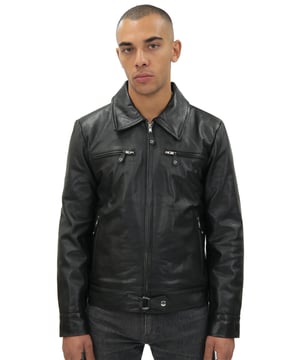 Fabricada con auténtica piel de vaca encerada y con un cuello camisero clásico, nuestra chaqueta es una pieza de calidad que rezuma un estilo único. Esta chaqueta es más corta y se completa con un panel de cinturón en el dobladillo para ayudarte a conseguir el ajuste deseado y lograr una mayor comodidad. La parte delantera de la chaqueta solo tiene dos bolsillos con cremallera en el pecho, para ayudar a que la chaqueta se mantenga discreta en su aspecto elegante, con otros dos bolsillos colocados sutilmente a los lados para mayor practicidad. • Piel de vaca auténtica de alta calidad • Cuatro bolsillos externos • Cierre de cremallera central YKK con lengüeta • Cuello camisero clásico • Bolsillos integrados en el forro de la chaqueta • Puños y cinturón con cremallera en el dobladillo para permitir la personalización según las preferencias personales