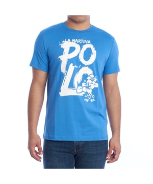 Camiseta de hombre manga corta de La Martina.

Una prenda versátil y vibrante, esta camiseta manga corta de La Martina combina el confort del algodón con un diseño moderno y desenfadado, ideal para destacar en cualquier ocasión casual.

Detalles:

- Confeccionada en algodón suave y ligero.
- Estampado al frente con temática de polo.
- Detalle de logotipo integrado en el estampado.
- Corte regular.
- Cuello redondo clásico y costuras reforzadas que aseguran durabilidad y resistencia.
- Perfecta para combinar con vaqueros o bermudas, ideal para looks casuales.

Esta camiseta de hombre manga corta de La Martina es la elección ideal para quienes buscan combinar estilo y comodidad en una sola pieza. Su diseño fresco y moderno la convierte en un imprescindible para destacar en los días más relajados.
 Composición: 100% Algodón
 Cuidados:
- Lavar a máquina a un máximo de 30°C en un programa delicado.
- No usar lejía ni blanqueadores.
- Planchar a baja temperatura, preferiblemente del revés.
- No usar secadora.