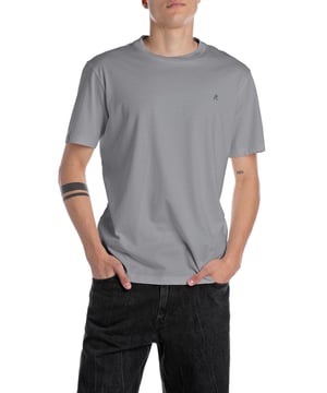Ontdek tijdloze elegantie en comfort met het Replay T-shirt, de ideale metgezel voor je dagelijkse stijl. Dit effen shirt met korte mouwen valt op door de klassieke ronde hals en biedt een hoog draagcomfort dankzij de hoogwaardige materialen.   Het fijne logoborduursel op de borst geeft het T-shirt een subtiel vleugje exclusiviteit en benadrukt de kwaliteit. Perfect voor een casual alledaagse look of als basisstuk in je garderobe, het kan op verschillende manieren worden gecombineerd.  Het label aan de binnenkant garandeert authenticiteit en het onmiskenbare Replay-karakter. Of je het nu draagt met jeans of onder een blazer - dit T-shirt geeft uitdrukking aan je persoonlijke stijl.  Geniet van het ongeëvenaarde comfort en de duurzaamheid die je van Replay verwacht. Dit T-shirt is klaar om elke dag met stijl en vertrouwen aan te gaan en is de perfecte keuze voor elke gelegenheid.