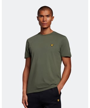 Das Lyle & Scott Martin Kurzarm-T-Shirt besteht aus einer strapazierfähigen, leichten Baumwoll-Polyester-Mischung, die jeder Aufgabe gewachsen ist. Das regulär geschnittene Martin wird schnell zu Ihrem Lieblingsstück.