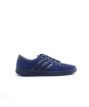Gary Aspeden y el equipo de Adidas han colaborado para crear una adición emocionante y única a la línea Spezial para la temporada de invierno. Presentando el adidas Bulhill Spzl, una silueta que combina elementos de Adidas Rimini y la icónica silueta de Hawaii, lo que resulta en un diseño fresco y distintivo.


Inspirándose del Rimini, el Bulhill SPZL presenta una construcción de panel de cordones que agrega un toque de encanto retro. La capa base de una pieza en la parte superior mejora tanto la estética como la durabilidad del zapato. La única unidad, tomada de la querida silueta de Hawaii, trae un elemento cómodo y reconocible a esta nueva creación.


Como una nueva incorporación a la lista de tres rayas, el adidas Bulhill Spzl encarna la esencia del ADN adidas. Refleja el compromiso de la marca de ofrecer siluetas inteligentes y elegantes mientras se mantiene fiel a su herencia. Esta silueta es un testimonio de la dedicación de Adidas a la innovación y la artesanía.


Ya sea que sea un coleccionista o un entusiasta, el Adidas Bulhill SPZL ofrece una combinación única de patrimonio y diseño contemporáneo. Entra en un zapato que muestra los esfuerzos de colaboración de Gary Aspeden y el equipo de Adidas, y experimente la fusión perfecta de estilo, comodidad y verdadera autenticidad de Adidas.