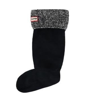 De 6 Stitch Cable Knitted Black Tall Boot Socks van Hunter zijn een stijlvolle en functionele accessoire die ontworpen zijn als aanvulling op je Hunter boots. Gemaakt met precisie en voorzien van het iconische kabelgebreide patroon, bieden deze sokken niet alleen extra warmte, maar voegen ze ook een vleugje verfijning toe aan je regenachtige kleding.

Belangrijkste kenmerken:

 Kabelgebreid ontwerp:  Het 6-steken gebreide patroon voegt een klassieke en tijdloze esthetiek toe aan deze hoge bootsokken en verbetert de algehele look van je Hunter boots.

 Zwarte Kleur: De zwarte kleur biedt veelzijdigheid en paart naadloos met verschillende Hunter laars stijlen. Het is een veelzijdige keuze die verschillende outfits aanvult.

 Lange Laars Lengte:  Speciaal ontworpen voor hoge Hunter laarzen, bieden deze sokken een bedekking die boven de schacht van de laars uitsteekt en zo een extra laag warmte en comfort toevoegt.

 Premium materiaal:  Gemaakt van hoogwaardige materialen, bieden de sokken een zacht en knus gevoel tegen je huid, wat zorgt voor een comfortabele en plezierige draagervaring.

 Iconische Merken:  Let op het subtiele Hunter-logo of -merk op de sok, dat de authenticiteit en kwaliteit van het merk Hunter benadrukt.

 Warmte en Isolatie:  Het kabelgebreide ontwerp is ideaal voor koeler weer en zorgt voor extra isolatie, zodat je voeten zelfs bij koudere temperaturen warm en comfortabel blijven.

 Geribde manchet:  De geribde manchet zorgt voor een goede pasvorm en voegt een stijlvol detail toe aan de bovenkant van de sokken.

Stylingtips:

Combineer deze 6 Stitch Cable Knitted Black Tall Boot Socks met je favoriete Hunter laarzen voor een samenhangende en chique look, vooral tijdens de koudere seizoenen.

Laat de sokken net boven de schacht van de laars uitsteken om het kabelpatroon te laten zien en een modieus accent aan je outfit toe te voegen.