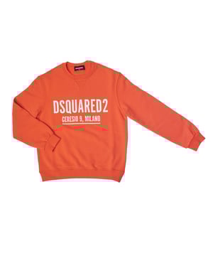 Sudadera Dsquared2 para niños, diseñada con un corte relajado que proporciona un ajuste holgado y un estilo casual ideal para el uso diario.

Su cuello redondo añade un toque clásico y cómodo, perfecto para quienes buscan una prenda versátil y fácil de combinar.

En el pecho, se destaca el logo de Dsquared2 junto con la inscripción 'Ceresio 9, Milano', que proporciona un estilo urbano y distintivo, reflejando la esencia de la marca.

Los puños y dobladillo elásticos aseguran un ajuste firme sin perder su carácter relajado, permitiendo que la prenda mantenga su forma y proporcionando una gran durabilidad.

Perfecta para combinar con cualquier atuendo casual, es ideal para un look moderno y desenfadado. 
Composición: 100% algodón; Elasticidad: 95% algodón, 5% spandex.
Cuidado:
- Lavar a máquina a un máximo de 30ºC y en ciclo delicado.
- Usar detergentes suaves.
- Usar secadora a baja temperatura.
- Planchar a baja temperatura.
- No limpiar en seco.