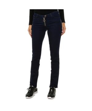 Lange Jeans.
 Farbe Dunkelblau
 Gürtel mit Gürtelschlaufen.
 Reißverschluss und Knopfverschluss auf der Vorderseite.
 Zwei Vordertaschen und eine Minitasche.
 Zwei Taschen auf der Rückseite mit Metallic-Logo.
 Skinny-Passform.
 Passende sichtbare Nähte.

 Zusammensetzung:
 92% Baumwolle - 6% Elastomulyester - 2% Elastan.

 Waschanleitung:
 - Maximal bei 30ºC waschen.
 - Bügeln bei mittlerer Temperatur, max. 110 ° C.
 - Erlaubt die Verwendung eines Trockners.
 - Verwenden Sie keine Bleichmittel.
 - Es unterstützt nicht die chemische Reinigung.
 Zusammensetzung: 92% Baumwolle, 6% Elastanemuliester, 2% Elastan
 Pflege:
Maximal bei 30ºC waschen.
 - Bügeln bei mittlerer Temperatur, max. 110ºC.
 - Erlaubt die Verwendung eines Trockners.
 - Keine Bleichmittel verwenden.
 - Kann nicht chemisch gereinigt werden.