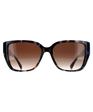 De Michael Kors MK2199 Acadia 395213 zonnebril met helderblauw schildpadbruin kleurverloop is een naadloze combinatie van verfijning en eigentijdse allure. Met een slank, opvallend silhouet geaccentueerd door het iconische Michael Kors logo, belichaamt deze zonnebril moderne elegantie. Het montuur is gemaakt van eersteklas materialen en staat garant voor duurzaamheid en comfort, terwijl de glazen een uitstekende UV-bescherming en een uitzonderlijke helderheid bieden. Of je nu door de stad navigeert of ontspant onder de zon, deze zonnebril is het ultieme accessoire dat je stijl moeiteloos verbetert en tegelijkertijd essentiÃ«le oogbescherming biedt.