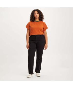 Dames Levis 724 Plus High Rise Straight Jeans in zwart.- 5-pocket constructie. - Gulp met rits en knoopsluiting.- Lederen merkopdruk achteraan in de taille.- Rechte pijp.- Veelzijdige pasvorm met flatterende hoge taille.- 62% Katoen 28% Viscose 8% Elastomultiester.- Ref: 837370001