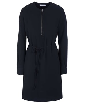 94% Polyester, 6% Elasthan; Calvin Klein Kleid; Modell: K20K201542BDS; Hochwertige Verarbeitung; Reißverschluss auf der Vorderseite; Lange Ärmel; Abnehmbarer Gürtel in der Taille; Calvin Klein Logo-Details
