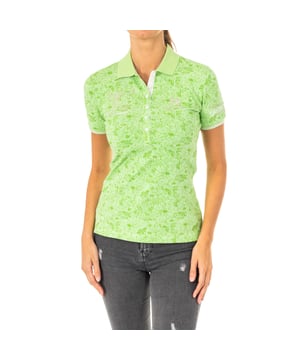 Polo manga corta estampada.
Color Verde
Cuello de solapa.
Cierre medio de botones.
Detalle de bordado del logo de la marca en el lateral superior.
Detalle bordado, en la parte delantera y manga.
Costuras vistas a tono.

Composición:  95% Algodón, 5% Elastano

- Lavar máximo a 40ºC.
- Planchar a media temperatura, máx. 130ºC.
- Permite usar secadora.
- No usar lejía.
- No admite el  lavado en seco.


Talla              Talla
Diseñador   Europea

1                       XS
2                         S
3                         M
4                         L
5                        XL
6                       XXL