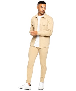 Enzo Overshirt-outfitset voor heren. Stretchovershirt met lange mouwen, knoopsluiting en kraag. Twee geplooide klepzakken op de borst. Gestikte randen op mouwen en zoom. Overhemdmanchet met knoopsluiting. Volledige knoopsluiting middenvoor. Set aangevuld met stretchjoggingbroeken. Elastische tailleband met verstelbaar trekkoord. Geplooide naad aan de voorkant. Twee zijzakken, twee paspelzakken aan de achterkant, op maat gemaakt met premium stretchstof voor extra comfort.