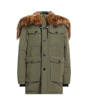 Diesel lange groene jas, centrale ritssluiting met drukknoopsluiting, voorzakken, capuchon van bont, trekkoorden, normale pasvorm, materiaal: 85% polyester, 15% katoen, vulling: 100% polyester, winterjas