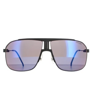 Las gafas de sol Carrera Square de caballero en gris negro mate con espejo flash azul 1043/s tienen el típico estilo Carrera con los cristales grandes, el puente con el logotipo C y la marca Carrera en los cristales y la patilla.
