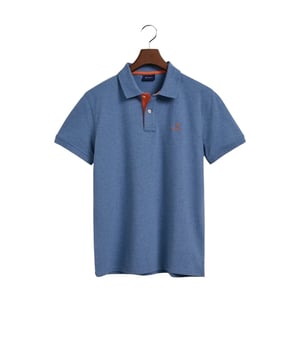 Dieses klassische Poloshirt setzt mit seinen kontrastierenden Farben auf der Rückseite des Kragens und der Knopfleiste einen Farbtupfer. Eine kleine Label-Stickerei auf der Brust, ebenfalls in Kontrastfarbe, und Seitenschlitze runden das Design ab.