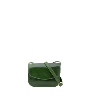 Bolso bandolera para mujer. El cierre es con imán. Los bolsillos internos son uno con cremallera. Los bolsillos externos son uno en la espalda con cremallera. La bandolera es ajustable en piel. Falta el mango. Hay tres compartimentos internos. El material exterior es auténtica piel de vacuno. Internamente está forrado en algodón. Medidas: 22x16x9,5 cm. Hecho en Italia