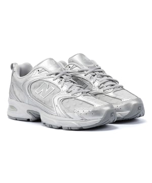 Oorspronkelijk ontworpen in de jaren 2000 de New Balance 530 was een visionair synthetisch ontwerp inspirerende loopstijlen van de dag en blijven doen. ABZORB techonology biedt uitstekende demping, terwijl mesh wordt gecombineerd met andere kunststoffen om voeten koel en comfortabel zonder afbreuk te doen aan lichtgewicht functionaliteit. Afgewerkt met het iconische N-logo.