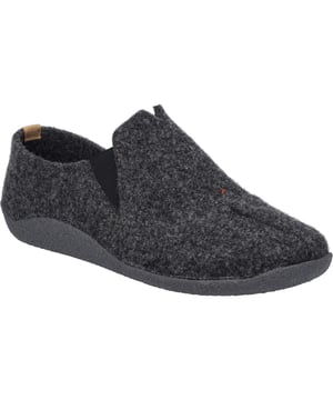 Ontdek schoeisel dat gezelligheid en traditie combineert met de Vinny 05 van JOSEF SEIBEL. Deze pantoffel voor dames, gepresenteerd in een aantrekkelijke antracietkleur, biedt een perfecte symbiose van esthetiek en functionaliteit. De Vinny 05 is gemaakt in de beproefde Strobel-stijl en staat voor een uitstekende combinatie van bovenwerk en zool, wat hem een bijzondere stabiliteit geeft. Het bovenwerk van vilt en de zool van een combinatie van TR en kurk benadrukken de duurzaamheid en duurzaamheid van dit model. Dankzij de elastische sluiting is de schoen gemakkelijk aan en uit te trekken, wat het dagelijkse comfort verhoogt. De TR-zool zorgt voor slipweerstand en lichtheid, terwijl het kurkgehalte de zool duurzaam en robuust maakt. Met de optie om het voetbed van textiel te verwisselen, biedt de Vinny 05 flexibiliteit voor individuele behoeften. Het model maakt deel uit van de Relax-productlijn van JOSEF SEIBEL, die bekend staat om zijn gegarandeerde pasvorm en eersteklas kwaliteit. Thuis of tijdens vrijetijdsactiviteiten binnenshuis - deze pantoffel vergezelt je betrouwbaar en stijlvol door de herfst. Met de Vinny 05 richt JOSEF SEIBEL zich op slow fashion om een bewust en duurzaam modebewustzijn te bevorderen.