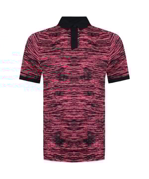 Door de combinatie van innovatieve technologieën, een modern ontwerp en een klassiek polosilhouet biedt dit shirt een perfecte mix van stijl en functionaliteit.

De Iso-Chill ABE Twist Polo is voorzien van Under Armour's Iso-Chill stof, die is ontworpen om warmte af te voeren en een koel gevoel te creëren. Deze geavanceerde technologie helpt bij het reguleren van je lichaamstemperatuur, zodat je koel en comfortabel blijft, zelfs tijdens intensieve activiteiten of warme weersomstandigheden.


Met zijn unieke twist design voegt deze polo een eigentijds en opvallend element toe aan je garderobe. Het moderne twistpatroon zorgt voor een dynamische en stijlvolle look, waarmee je je zowel op als naast het veld kunt onderscheiden.


Dit shirt heeft een klassiek polosilhouet en biedt een ontspannen en comfortabele pasvorm. De knoopsluiting met drie knopen zorgt voor verstelbare ventilatie en gemakkelijk aan- en uittrekken, terwijl de geribde kraag en manchetten zorgen voor een gepolijste en verfijnde uitstraling.


Het in de stof geïntegreerde Moisture Transport System voert zweet en vocht af, zodat je droog en fris blijft tijdens je activiteiten. Deze functie zorgt voor optimaal comfort en helpt de opbouw van zweet te voorkomen, zodat je minder wordt afgeleid en je je kunt blijven concentreren op je prestaties.


De Iso-Chill ABE Twist Polo biedt ook UPF 30+ bescherming tegen de zon, zodat je huid wordt beschermd tegen schadelijke UV-stralen tijdens buitenactiviteiten. Deze bescherming voegt een extra laag van vertrouwen en geruststelling toe, zodat je kunt genieten van je tijd onder de zon zonder je zorgen te maken over zonnebrand of schade door de zon.


Of je nu op de golfbaan staat, naar de sportschool gaat of gewoon een stijlvol en comfortabel shirt wilt om elke dag te dragen, de Polo Under Armour Iso-Chill ABE Twist is een perfecte keuze. Omarm de combinatie van stijl, comfort en prestaties met dit veelzijdige poloshirt en til je garderobe naar een hoger niveau.