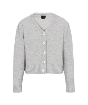 Erweitern Sie Ihre Garderobe mit dieser V-Ausschnitt-Strickjacke, die eine Knopfleiste und gerippte Bündchen aufweist. Komfortabel gefertigt, strahlt sie durch ihre weiche Stricktextur und klassische Passform zeitlosen Stil aus. Der gerade Saum verleiht einen Hauch von Raffinesse, was sie perfekt für legere Ausflüge oder müheloses Layering macht.  Cardigan