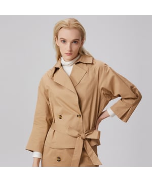 Eine leichte Jacke für die Zwischensaison mit klassischem Schnitt, Schneiderkragen, großen 7/8-Raglanärmeln, geschlossen mit 2 Knöpfen und einem zusätzlichen Gürtel. Zur Aufwertung Ihrer City-Outfits wie Jeans und Bluse oder Rock und T-Shirt. Den Total-Look können Sie auch mit unserem "Geraden Zweireiher-Rock" spielen.
 Produktdetails:
 Länge: 59 cm 
 Das Model trägt Größe 10
 Die Modellhöhe beträgt 5"7
 Form: gerade, locker
 Maßgeschneiderter Kragen
 Lange Ärmel 7/8
 Knopfleiste vorne in der Mitte
 Mitgelieferter Stoffgürtel
