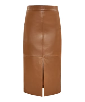 Dieser schlanke und raffinierte Rock mit schmaler Passform strahlt Eleganz aus. Mit einer hohen Taille und einem geraden Schnitt umrahmt er den Körper und sorgt für eine klassische Silhouette. Mit seinem strukturierten Design mit sichtbaren Nähten bietet er einen maßgeschneiderten Look, der sich perfekt für formelle oder Bürokleidung eignet. Dieser Bleistift-Midirock aus Lammleder mit Schlitz und Reißverschluss auf der Rückseite ist der Inbegriff zeitlosen Stils.  Felsen