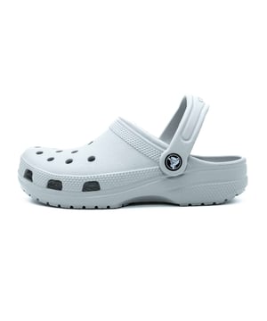 Color: Atmo Grey Especificaciones: Súper cómoda gracias al ajuste Roomy Fit y al Iconic Crocs Comfort que le da carácter, flexibilidad y ligereza.Los orificios de ventilación permiten una mayor transpirabilidad y evitan la acumulación de agua y tierra.Secan rápidamente. Tira móvil en el talón que permite llevarlas como sandalias o zapatillas.