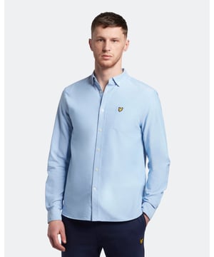 Das Lyle & Scott Oxford-Hemd ist ein Grundnahrungsmittel in der Garderobe eines jeden Mannes und ein Herzstück für legere und formelle Looks. Mit allen Designmerkmalen eines klassischen Oxford-Hemdes - Button-Down-Kragen, spitze Brusttasche und 100% strapazierfähige, knitterfreie Baumwolle - kombinieren Sie es mit einem T-Shirt, tragen Sie es mit einem Strickkleid und mit Stolz.Passform: Regulär\nEs ist so geschnitten, dass es weder zu eng noch zu locker am Körper anliegt und Ihnen einen klassischen, zeitlos eleganten Look verleiht. Wir empfehlen Ihnen, Ihre übliche Größe zu bestellen, aber wenn Sie zwischen zwei Größen schwanken, nehmen Sie eine Nummer größer.