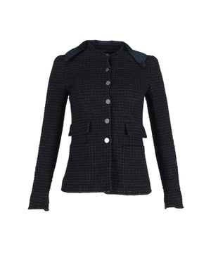 VINTAGE, RRP WIE NEU  
Chanel präsentiert Ihnen dieses elegante Accessoire, das Ihren Stil hebt und Sie umwerfend aussehen lässt! Diese Jacke ist aus Tweed gefertigt und mit einem abnehmbaren Kragen wunderschön verziert. Sie verfügt über Fronttaschen, knöpfbare Verschlüsse und lange Ärmel mit knöpfbaren Manschetten. Versprühen Sie Charme, während Sie diese Chanel-Jacke tragen.  
Chanel Boucle Tweed Taillierte Jacke mit Abnehmbarem Kragen in Marineblau Baumwolle  
Zustand: ausgezeichnet  
Gebrauchsspuren: Nein  
SKU: 338171  
Farbe: marineblau  
Material: Baumwolle  
Größe: EU36