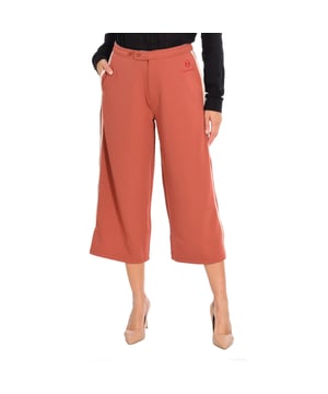 Lange broek Elf Parijs.
 Oranje.
 Model Sergio Tacchini
 Naden gezien in toon en ritssluiting.
 Zij- en achterzakken.
 Samenstelling: 100% katoen

 Wasvoorschriften:
 - Maximaal wassen op 30ºC.
 - Strijken op gemiddelde temperatuur, max. 110ºC.
 - Hiermee kunt u een droger gebruiken.
 - Niet bleken.
 - Mag niet chemisch gereinigd worden.
 Samenstelling: 100% katoen
 Onderhoud:
Wasvoorschriften:
 - Maximaal wassen op 30ºC.
 - Strijken op gemiddelde temperatuur, max. 110ºC.
 - Je kunt een droger gebruiken.
 - Gebruik geen bleekmiddel.
 - Kan niet chemisch gereinigd worden.
