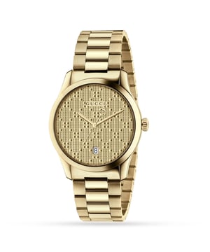 Dit Gucci G-Timeless vergulde PVD-horloge, het toonbeeld van pure luxe, combineert moeiteloos moderne flair met tijdloze glamour. Gucci, een symbool van moderne luxe, staat bekend om hun kenmerkende stijl en innovatieve ontwerpesthetiek en is synoniem geworden voor kwaliteit, Italiaans vakmanschap en mode-autoriteit. Dit strakke ontwerp is bevestigd met een vergulde PVD roestvrijstalen armband met een geborstelde en gepolijste afwerking en is voorzien van een 38 mm vergulde PVD roestvrijstalen kast met een gepolijste lunette. Krasbestendig saffierglas beschermt de gouden wijzerplaat in diamantissima-stijl, versterkt door gouden wijzers en een datumvenster op 6 uur. Dit horloge is waterdicht tot 50 meter en wordt aangedreven door een Zwitsers quartz uurwerk.