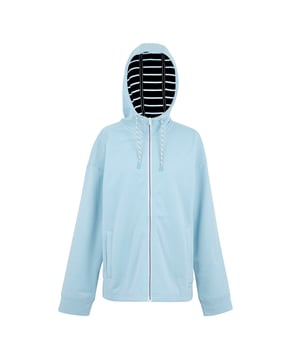 60% Baumwolle, 40% Polyester. Gewebe: angeraute Fleece-Innenseite, Weiche Haptik. Design: Kontraststreifen. GSM (Gramm pro Quadratmeter): 200. Durchgehender Reißverschluss. Überschnittene Schulter, Seitenschlitz. Passform: leger. Taschenart: Zwei Taschen unten. Nachhaltigkeit: BCI-zugelassen. Kapuzenmerkmale: mit Kordelzug, angenähte Kapuze, Jersey-Futter. Mit Kapuze. Langärmlig. 48 DE: 121,92 cm. 50 DE: 102 cm. 52 DE: 132 cm.