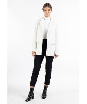 keine Füllung  Diese Übergangsjacke von DreiMaster Klassik zeigt eine zeitlos-klassische Linienführung. Dabei ist der elegante weiße Blazer aus einem weichen Materialmix mit Wolleanteil gefertigt und mit einem Reverskragen sowie zwei Pattentaschen mit Druckknopf versehen. Darüber hinaus setzt der Knopf in Hornoptik und die edle Ton-in-Ton-Labelstickerei auf dem linken Ärmel dezente wie edle Highlights.  Langer Blazer aus Wollgemisch
