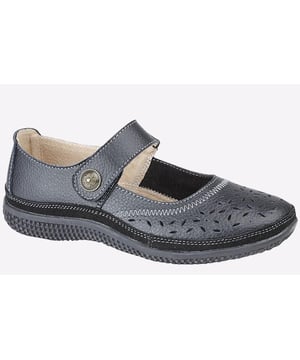 Be sure to get a chic stylish look for any casual or dress attire with these on trend Ontario shoes from Boulevard. Designed with a premium leather upper, durable rubber outsole and perferations to ensure to stay cool and also have long lasting durable wear.
- Leather upper
- Touch fastening closure
- Cushioned footbed
- Durable rubber outsole