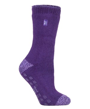 Mit einem Paar Heat Holders Hausschuhsocken bleiben die Füße warm, geschützt und gestützt in der Wohnung. Sie haben das normale, extra warme Gefühl der originalen Heat Holders Thermosocken, aber sie verfügen auch über spezielle Anti-Rutsch-Griffe an den Sohlen, die ein Ausrutschen auf Holz- oder Laminatböden verhindern, damit Sie in Ihrem Zuhause sicher bleiben. Mit einer massiven Tog-Einstufung von 2,34 sind sie die wärmste Thermosocke für Sie - 7x wärmer als eine gewöhnliche Baumwollsocke (0,33 Tog)! Diese sehr dicken und warmen Pantoffelsocken werden aus einem speziell entwickelten, extra dicken Garn mit extremen Wärmeeigenschaften und feuchtigkeitsableitenden Eigenschaften hergestellt. Ihr langer Schlingenflor, der mit einer innovativen Stricktechnologie hergestellt wird, erzeugt einen einzigartigen, extra langen Schlingenflor, der mehr warme Luft einschließt und so die Wärmeleistung noch weiter erhöht. Sie haben außerdem eine superweiche, gebürstete Innenseite, die die Menge an warmer Luft, die an der Haut gehalten wird, maximiert und so den ganzen Tag über für Wärme und Komfort sorgt. Die Socken bestehen aus 91 % Acryl, 5 % Nylon, 3 % Polyester und 1 % Elasthan. Sie sind in den Größen 4-8 UK für Damen erhältlich und werden in drei Fersen- und Zehenvarianten angeboten: Schwarz, Rosa und Lila. Sie sind sicher in der Maschine waschbar.