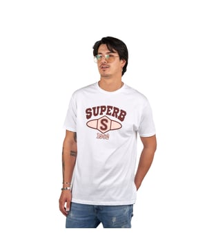 Short sleeve t-shirt Superb.
 Round neckline with ribbed finish.
 Brand print on the front.
 Seams seen in tone.
 Composition: 100% cotton
 Care:
- Wash at max. 40ºC.
 - Do not use bleach.
 - Iron at low temperature.
 - Do not dry clean.
 - Do not use dryer.