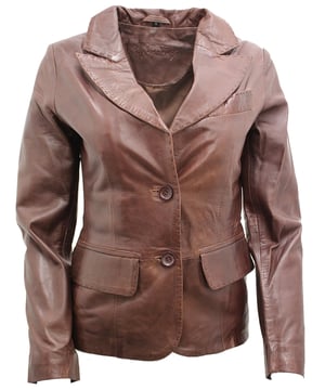 Mejora tu estilo con nuestro elegante y clásico Blazer de Cuero para Mujer, una pieza versátil que sin esfuerzo agrega estilo a tu atuendo, adecuado tanto para ocasiones casuales como elegantes. Fabricado con 100% cuero napa ultra suave de primera calidad, este blazer ofrece una sensación lujosa y cómoda. Esto es lo que lo hace destacar: Aspecto tradicional con un toque diferente: el blazer presenta un bloque de botonadura sencilla de dos botones para una apariencia atemporal y tradicional, mientras que la solapa redondeada con muescas agrega un toque elegante y contemporáneo. Amplio almacenamiento: dos bolsillos con solapa en la cintura brindan almacenamiento de fácil acceso para sus elementos esenciales, y un bolsillo abierto en el pecho no solo realza el aspecto clásico sino que también sirve como un compartimento funcional. Combinaciones de colores premium: disponible en tres combinaciones de colores premium, puede elegir la que complemente su estilo y agregue sofisticación a su guardarropa. Artesanía de calidad: elaborado con 100% cuero napa ultra suave de primera calidad, este blazer combina estilo y comodidad, lo que garantiza que se vea y se sienta lo mejor posible. Atuendo versátil: ya sea que te vistas elegantemente para una ocasión especial o para agregar un toque de elegancia a tu atuendo diario, este blazer es una opción versátil y moderna. El blazer de cuero para mujer es un artículo imprescindible para quienes aprecian la artesanía de calidad y el estilo atemporal en su atuendo.