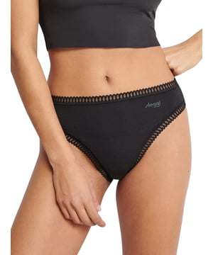 Sloggi GO Crush High Leg Brief. Mid rise brief with a high leg cut, double layer crotch and light, comfortable fabric. 3 Pack. Product is made of 95% Organic Cotton, 5% Elastane and is machine washable.