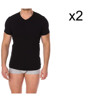 Bikkembergs Kurzarm-T-Shirt.
 V-Ausschnitt mit geripptem Abschluss.
 Von der Marke personalisiertes Stoffetikett im Nacken.
 Bequemes und atmungsaktives Material.
 Nähte im Farbton.
 Zusammensetzung: 95% Baumwolle, 5% Elastan
 Pflege:
Pflege:
 -Waschen bei max. 40ºC.
 -Keine Bleichmittel verwenden.
 -Unterstützt chemische Reinigung.
 -Erlaubt die Verwendung eines Trockners.
 -Bügeln bei maximaler Temperatur. 130ºC.