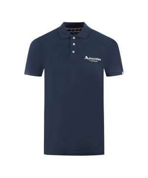 Aquascutum London Klassisches Marineblaues Poloshirt. Erleben Sie die Raffinesse der Marke Aquascutum mit diesem klassischen marineblauen Poloshirt, das ein subtil gesticktes Markenlogo aufweist. Spüren Sie die handwerkliche Qualität dieses zeitlosen Stücks, das Stil und Komfort für jeden Anlass bietet. Bringen Sie noch heute Eleganz in Ihre Garderobe! Gesticktes Markenlogo auf der linken Brust, Aquascutum London Classic Blue Polo Shirt. 100% Baumwolle, Normale Passform, Größenanpassung, Knopfverschluss, Union Jack Logo. Karodetail unter dem Knopfverschluss, kurze Ärmel, Kragenausschnitt. Style Code: P01523 85