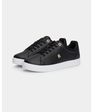 Basket Tommy Hilfiger Monogram Femme Schwarz Leder. Authentischer Schuh der Marke Tommy Hilfiger - Streetwear/Sportswear-Design von Tommy Hilfiger - Tommy Hilfiger für Frauen, modisch und perfekt für den Alltag - Schwarze Basket Tommy Hilfiger lässt sich hervorragend mit dem Rest Ihrer Garderobe kombinieren - bequeme Lederoberfläche - klassische Schnürsenkel - Monogramm - Synthetik.