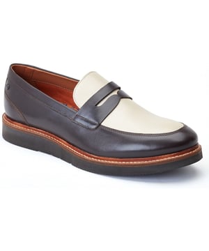 Een eigentijdse kijk op de klassieke stijl. De Sid Combo loafer van Base London heeft contrasterende leren panelen voor een opvallende toevoeging aan je outfit. Compleet met Ortholite voetbed en een sleehakzool is de Sid je stijlvolle compadre voor dit seizoen.