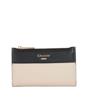 Designed for a streamlined profile, our Kennero purse opens to reveal slots for cards and receipts. Keep loose change in the zippered pocket. It's crafted in black, with a contrast tan trim and signature logo.