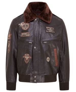 Canaliza el espíritu audaz de la aviación con esta chaqueta bomber de cuero marrón de primera calidad, inspirada en los diseños clásicos de la Fuerza Aérea de EE. UU. Adornada con insignias de marca personalizadas, esta chaqueta captura el encanto atemporal de las chaquetas de vuelo popularizadas por el legendario Top Gun. El cuello de piel de oveja desmontable, diseñado con un diseño de camisa clásico, rinde homenaje a la icónica chaqueta de vuelo A1 de la década de 1930. Diseñada para ser práctica y tener estilo, esta chaqueta cuenta con una bragueta frontal con botones a presión ocultos sobre una cremallera YKK duradera, múltiples bolsillos para mayor comodidad y ribetes de punto acanalado en los puños y la cintura ajustable para un ajuste personalizado. Fabricado en 100% piel napa ultra suave de primera calidad Cuenta con insignias de marca distintivas en la parte delantera y las mangas para un toque vintage Cuello de piel de oveja desmontable para opciones de estilo versátiles Cremallera frontal YKK resistente con cierre de bragueta con botón a presión oculto Cuatro bolsillos exteriores espaciosos y bolsillos interiores integrados para un almacenamiento seguro Puños de punto acanalado y cintura de punto acanalado ajustable para una comodidad y un ajuste óptimos Esta chaqueta bomber marrón combina a la perfección el estilo de aviación tradicional con la artesanía moderna, lo que la convierte en una adición esencial a su guardarropa.