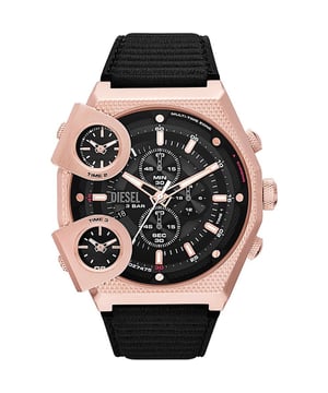 Dit Diesel Heren horloge beschikt over een Quartz binnenwerk. De kast (51 mm mm) is vervaardigd uit RVS (Rosékleurig) en heeft een Mineraalglas. De band is Zwart Leer. Dit horloge uit de Diesel Sideshow reeks is een mooi en tijdloos geschenk. Verras jezelf of iemand anders met dit cadeau. Bovendien geniet u hierbij van 2 jaar garantie tegen alle fabricagefouten.