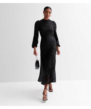 Mit diesem klassischen Midikleid mit hohem Halsausschnitt aus Pailletten in Schwarz verkörpern Sie Raffinesse! Bringen Sie eine lange und schlanke, zeitgenössische Spin auf Pailletten zu Ihrem nächsten ausgefallenen Anlass, indem Sie die schimmernde, glitzernde Gefühl dieses Pailletten-geschmückten Kleid.