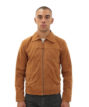 Conocida por su tacto ligero y lujoso, esta chaqueta Harrington está confeccionada en ante de cabra de alta calidad y terminada con una cremallera metálica YKK que llega hasta el cuello. El cuello de la chaqueta tiene un estilo clásico de camisa y comparte una calidad atemporal con el ante, que desde su aparición en el siglo XVIII ha seguido siendo un material popular en todas las estaciones. Esta chaqueta también incluye puños abotonados para ajustar las mangas y garantizar la comodidad del usuario. • Fabricada en piel de ante de cabra auténtica • Dos bolsillos delanteros ubicados en la cintura de la chaqueta • Cuello de camisa clásico • Dos bolsillos integrados en el forro de la chaqueta • Puños abotonados