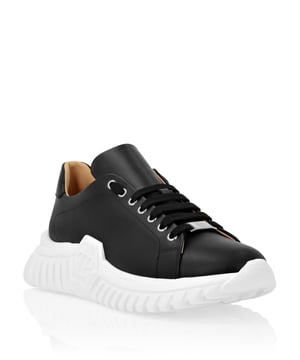 Para su look deportivo le recomendamos estas zapatillas, básicas pero con mucho carácter. Fíjese en los detalles.   Napa suave   Cordones a juego y ojales metálicos con logotipo   Hexágono de PP en relieve en la entresuela   Entresuela de goma de alta tecnología, ergonómica, ultraligera y que absorbe los impactos.   Suela exterior moldeada   Forro de piel y plantilla extraíble