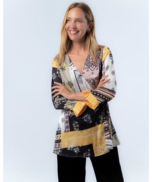 La blusa patchwork Mia te envuelve en la dulzura de los tonos pastel. Su estampado patchwork en rosa, verde y amarillo añade un toque de alegría a cualquier conjunto. Ideal para combinar con tus prendas favoritas, es una pieza que realza tu estilo con un aire romántico y moderno.
 
 
 
 Blusa cruzada. 
 
 Manga larga con terminación en puño tableado. 
 
 Tejido satinado. 
 
 Estampado patchwork.