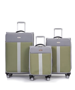 Maleta Eagle Dignity: ¡Mejora tu viaje con estilo y practicidad! Presentamos la maleta Eagle Dignity, una fusión perfecta de estilo y funcionalidad diseñada para mejorar tu experiencia de viaje. Esta maleta combina una estética elegante con características inteligentes para satisfacer todas tus necesidades de viaje. Diseño distintivo de dos tonos: haz una declaración donde quiera que vayas con el esquema de color único de dos tonos de la maleta Eagle Dignity, acentuado por elegantes rayas en el medio. Esta maleta no es solo equipaje; es una expresión de tu estilo refinado. Maniobrabilidad sin esfuerzo: con ruedas giratorias, la maleta Dignity se desliza sin esfuerzo a tu lado, lo que garantiza una navegación suave a través de aeropuertos concurridos o calles de la ciudad. El mango telescópico se ajusta fácilmente, lo que te permite encontrar la altura perfecta para un manejo cómodo. Interior organizado: dentro de la maleta, un forro de red seguro mantiene tus pertenencias en su lugar, incluso durante viajes con baches. Las correas de equipaje agregan una capa adicional de organización, lo que garantiza que tu ropa se mantenga perfectamente empacada y sin arrugas. Tamaños y colores versátiles: la maleta Eagle Dignity ofrece tres tamaños diferentes para satisfacer sus necesidades de viaje específicas, ya sea una escapada de fin de semana o unas vacaciones prolongadas. Diseñada para durar: diseñada teniendo en cuenta la durabilidad, esta maleta resiste los rigores del viaje. La construcción robusta garantiza que sus pertenencias se mantengan protegidas durante todo su viaje. Viaje con estilo y comodidad: experimente los viajes en su máxima expresión con la maleta Eagle Dignity. Su diseño llamativo, características prácticas y una variedad de tamaños y colores la convierten en la compañera de viaje ideal para todas sus aventuras. ¡Mejore su experiencia de viaje hoy mismo! • Ruedas giratorias suaves de 360° de 4 ruedas para una movilidad sin esfuerzo • Cerradura segura integrada aprobada de 3 dígitos para mayor seguridad. • Fabricada con material de poliéster de 600 deniers ultrarresistente para mayor durabilidad. • Asa telescópica autoblocante y cierre con cremallera para un uso fácil. Juego completo de 3 tamaños | Cabina+ Mediana+ Grande, • Maleta de cabina de 19 pulgadas - Tamaño 56 x 36 x 22 cm Peso: 2,5 kg Capacidad: 46 litros • Maleta mediana de 25 pulgadas - Tamaño 72 x 44 x 26 cm Peso: 3 kg Capacidad: 90 litros • Maleta grande de 29 pulgadas - Tamaño 81,5 x 49 x 30 cm Peso: 3,5 kg Capacidad: 128 litros Nota: Este producto viene en un conjunto de varios tamaños, y obtendrá todos los tamaños que se ven en las imágenes.
