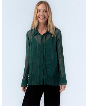 La Blusa Verde Lara es la elección perfecta para añadir un toque de elegancia a tu vestuario de otoño. Con su diseño de rayas y cuello camisero, esta blusa ofrece un estilo sofisticado y cómodo. Ideal para combinar con pantalones oscuros y accesorios dorados para un look refinado y moderno.
 
 
 
 Camisa con cuello solapa.
 
 Manga larga.
 
 Cierre frontal con botones.
 
 Forro por separado.
 
 Tejido con rayas de lurex.