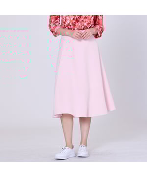 Een informele en minimalistische snit die overeenkomt met elke vorm van tops of jassen. Deze rok kan het hele jaar door worden gedragen met sandalen of sneakers tijdens warme seizoenen of panty's en laarzen/laarzen in de herfstwinter. Een tijdloos stuk nuttig voor alle soorten garderobe.
 Productdetails:
 Lengte: 76 cm
 Model draagt ​​maat 10
 Modelhoogte is 5 "7
 Vorm: trapeze
 Onzichtbare rits aan de linkerkant